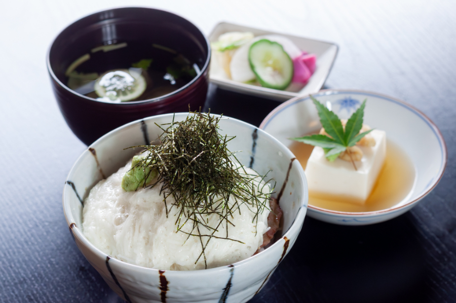 季節限定メニュー「鯛の漬けの山掛け丼」